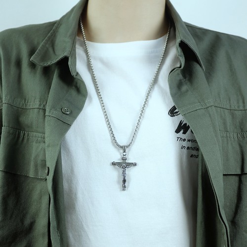 Collana con ciondolo croce